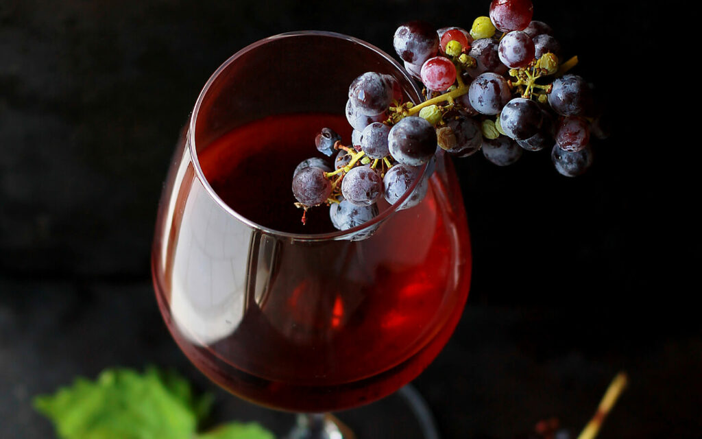 Rødvin med druer